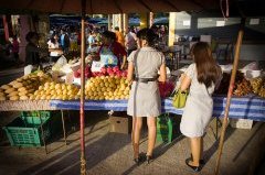 Buying fruit