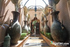 Der Eingang dieses schönen Boutiquehotels besteht aus einem beeindruckenden Design, das traditionelles marokkanisches Design beinhaltet